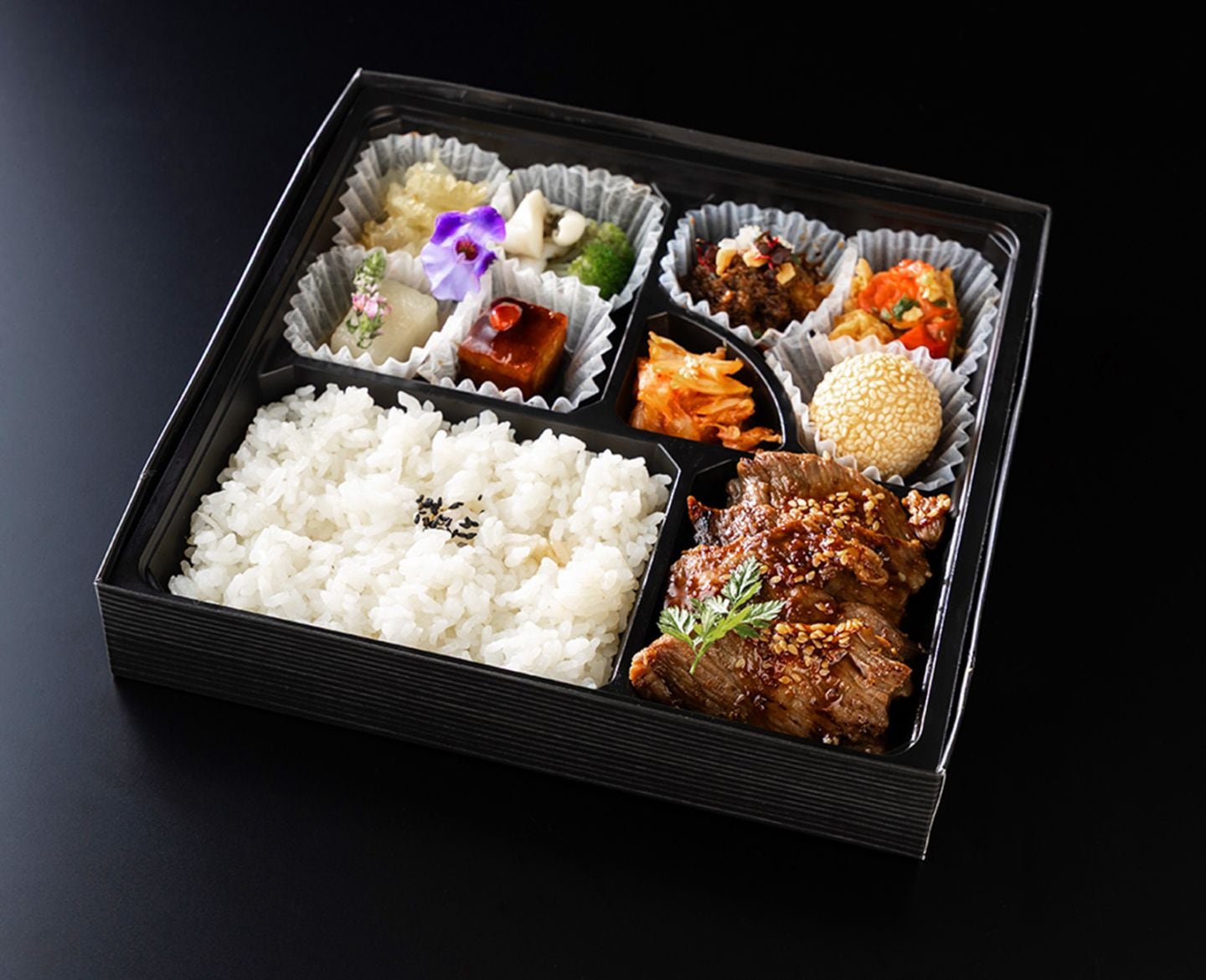 和牛特上ロ―ス黒弁当