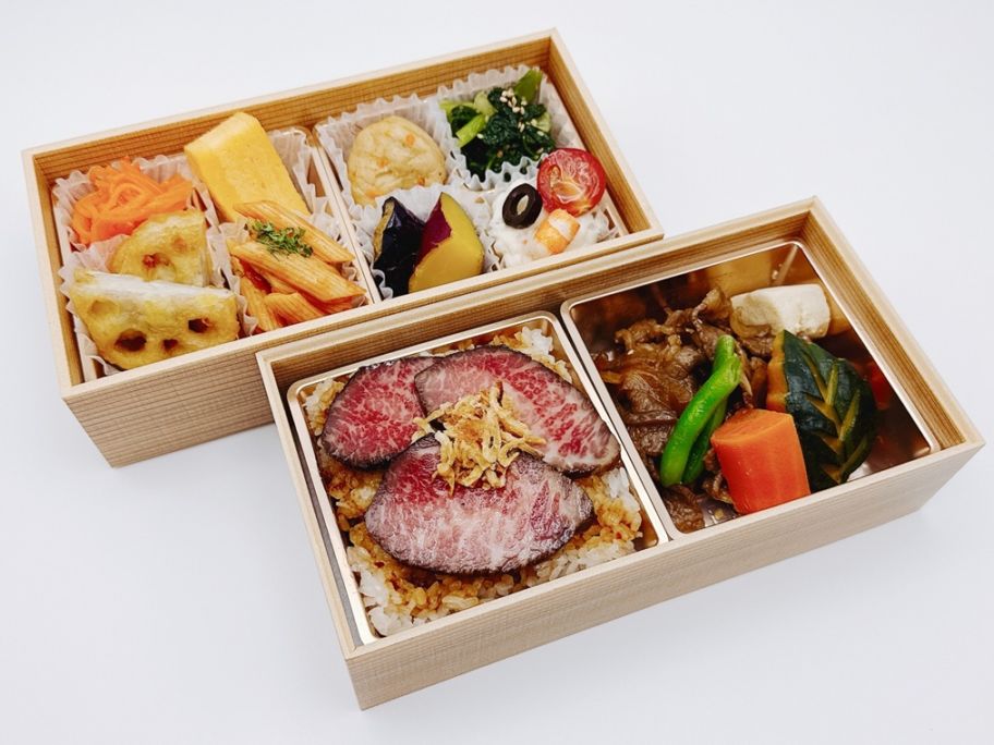 黒毛和牛すき焼きとローストビーフ重でおもてなし