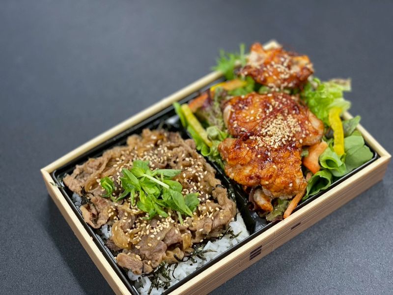 牛焼肉重&ヤンニョムチキンサラダお弁当