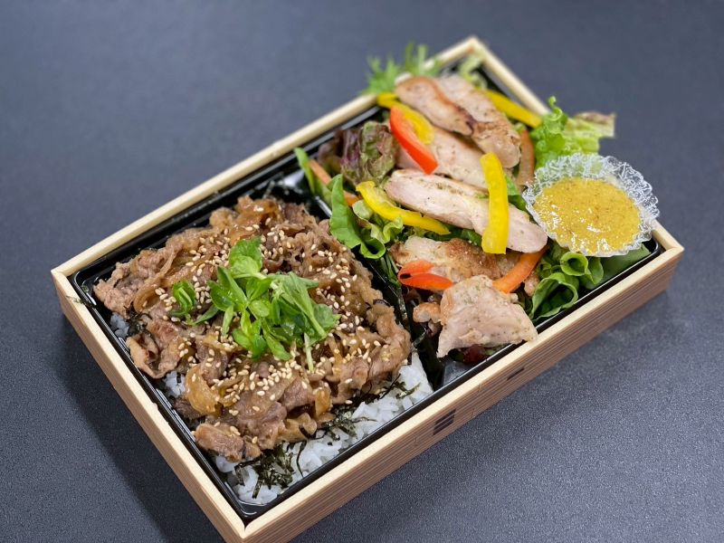 牛焼肉重&チキンステーキサラダお弁当