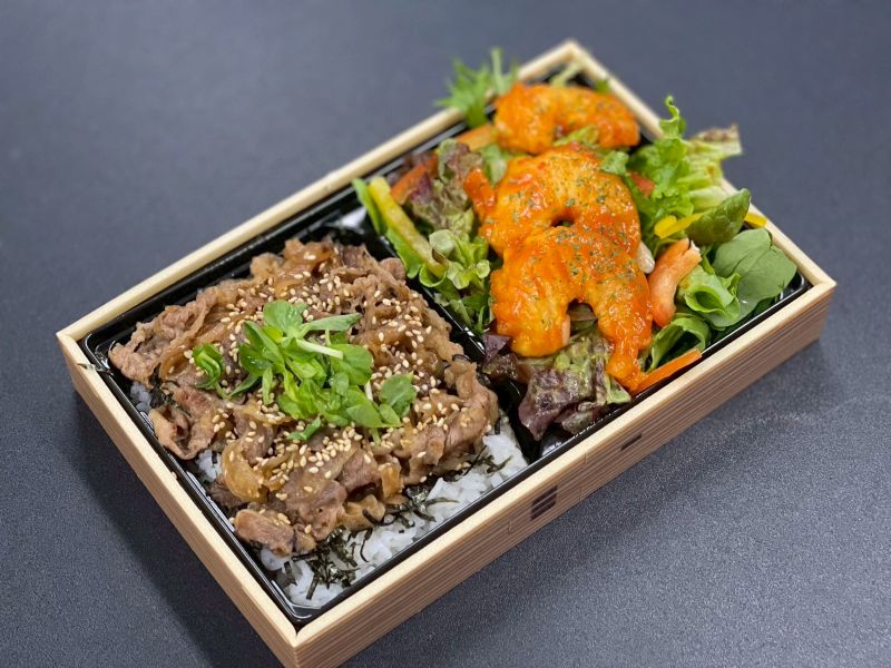 牛焼肉重＆エビチリサラダお弁当