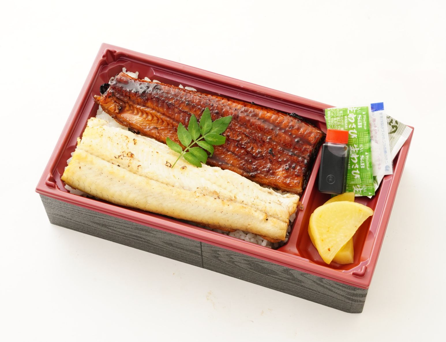 「日本鰻」白焼とタレ焼のうな重（梅）