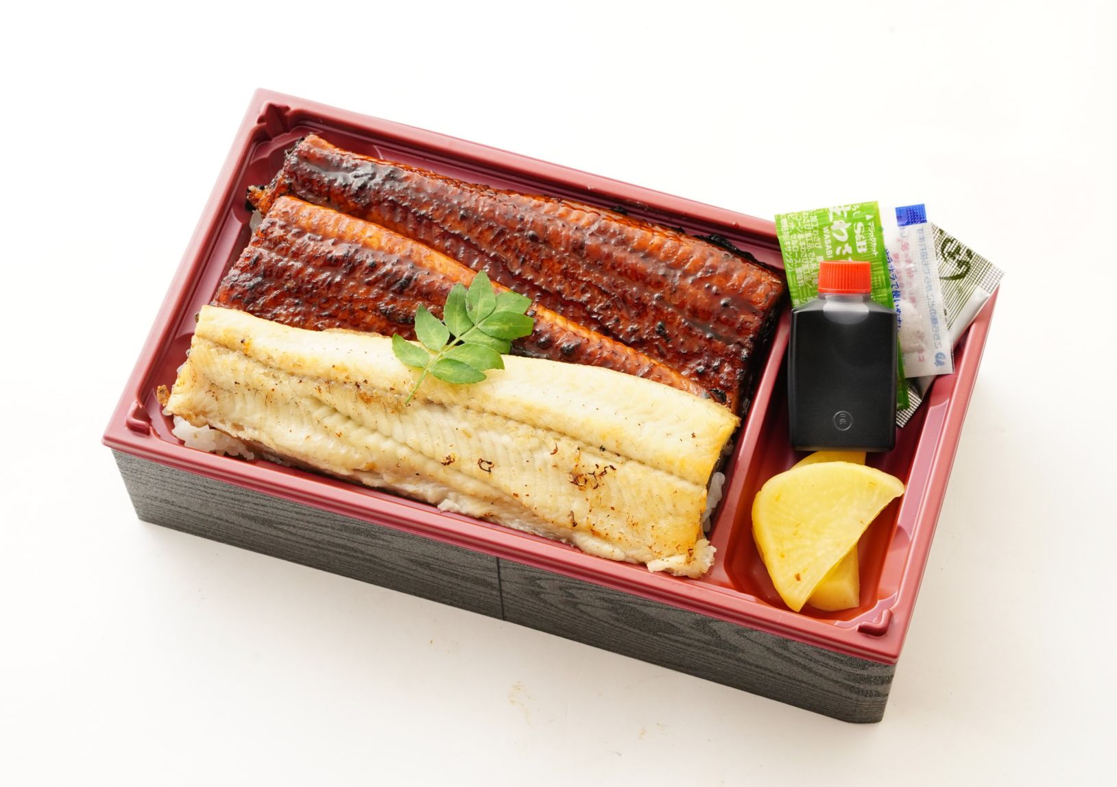 「日本鰻」白焼とタレ焼のうな重（竹）