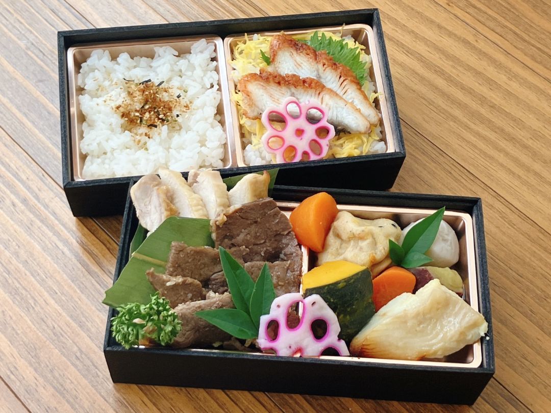 牛焼肉・焼き鶏・うなぎの懐石二段重