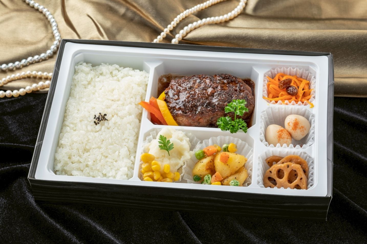 KIKI（キキ）「近江牛入りハンバーグとお手製惣菜」