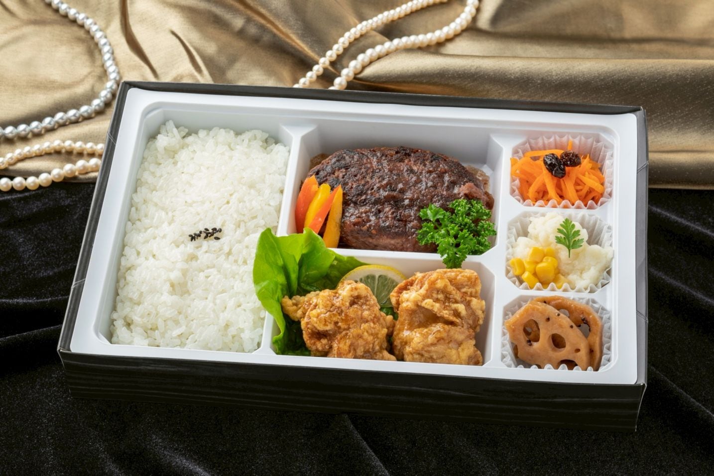 TETE（テテ）「近江牛入りハンバーグとフライドチキンとお手製惣菜」