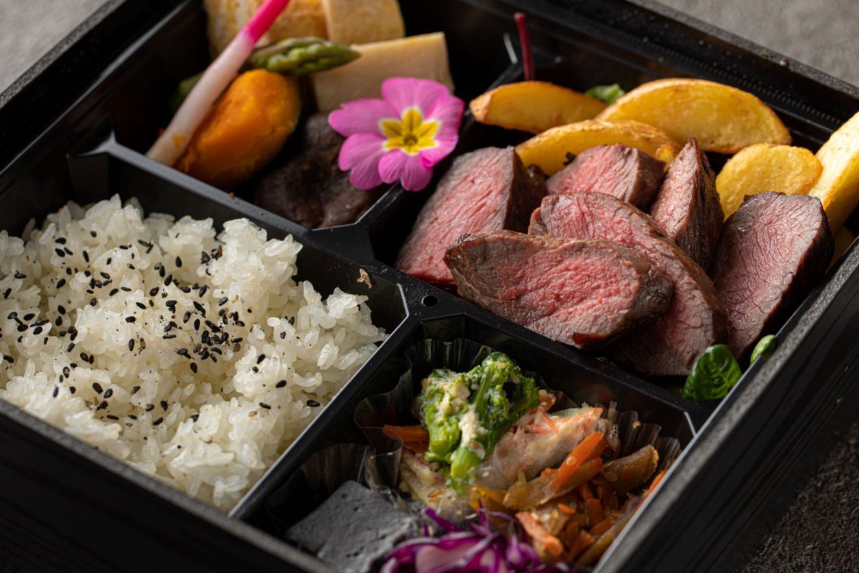 熟成赤身牛の炭火焼ステーキ御膳