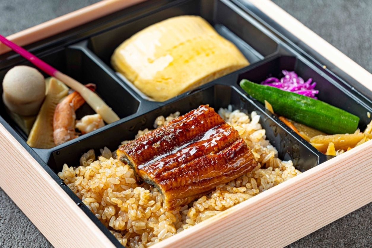 炭焼き鰻重と黄金餡かけだし巻き弁当