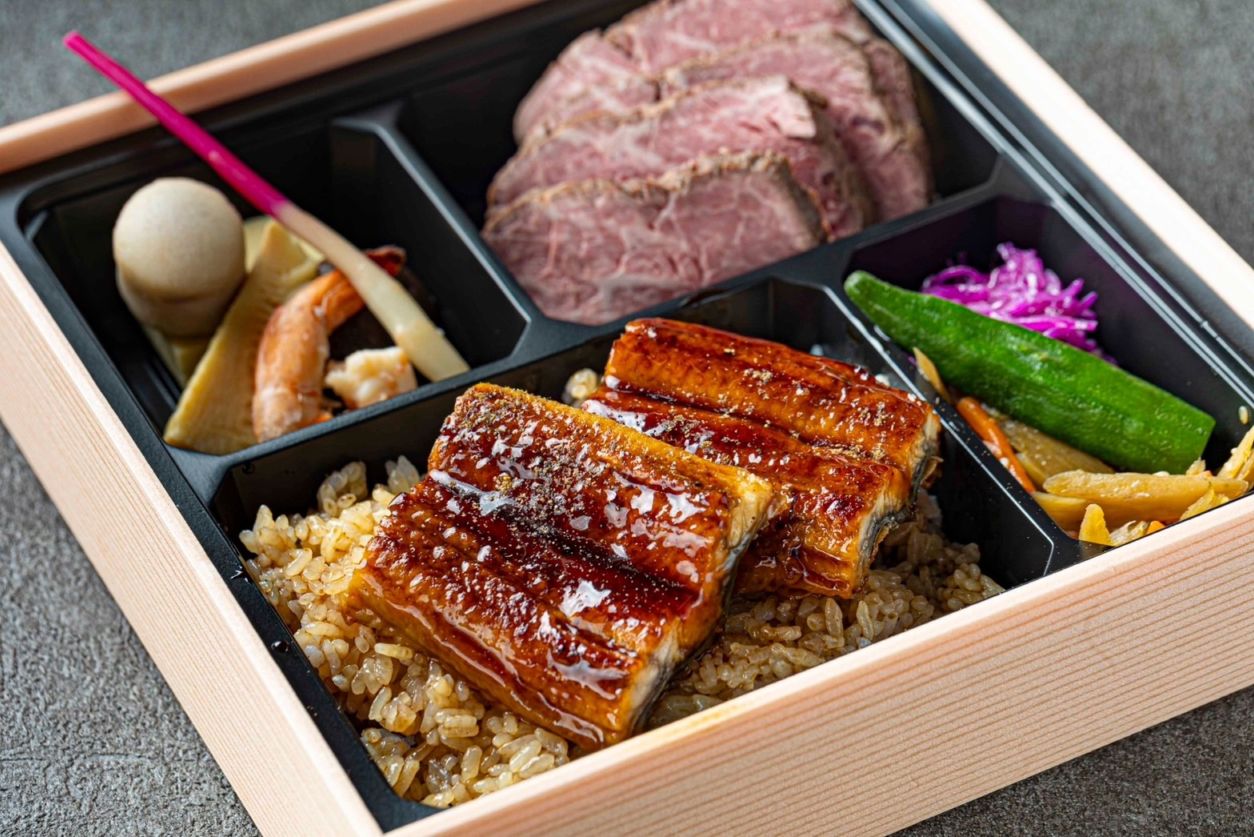 炭焼き鰻重と熟成赤身ステーキ弁当