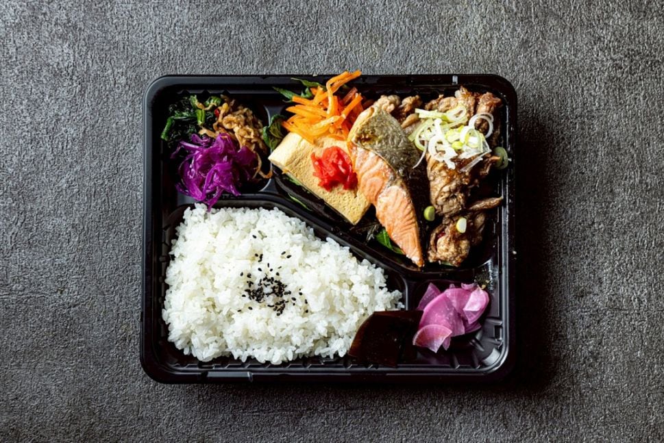 焼き鮭＆牛すじ煮込み弁当