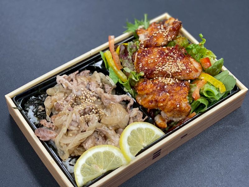 豚塩焼肉重&ヤンニョムチキンサラダお弁当