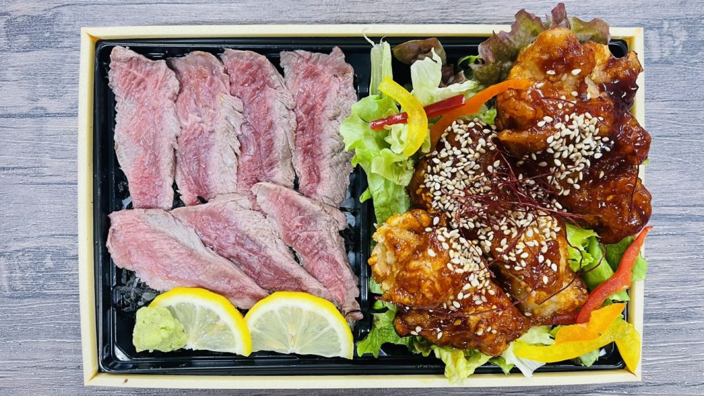 肉のすけ 牛ヒレステーキ重&ヤンニョムチキンサラダ