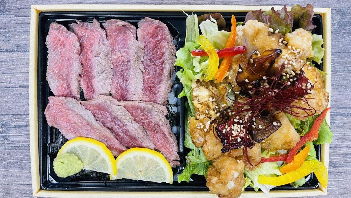 肉のすけ 牛ヒレステーキ重&ユーリンチーサラダお弁当