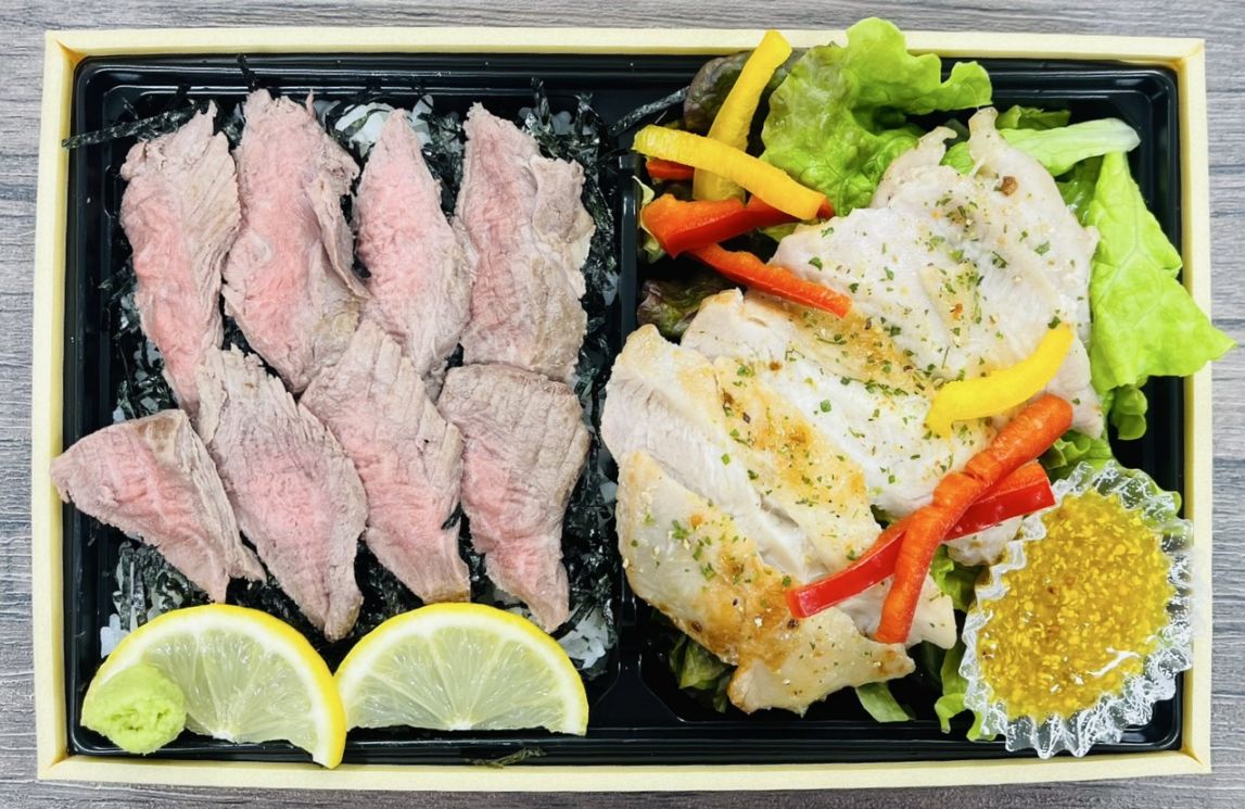 肉のすけ 牛ヒレステーキ重&チキンステーキサラダお弁当