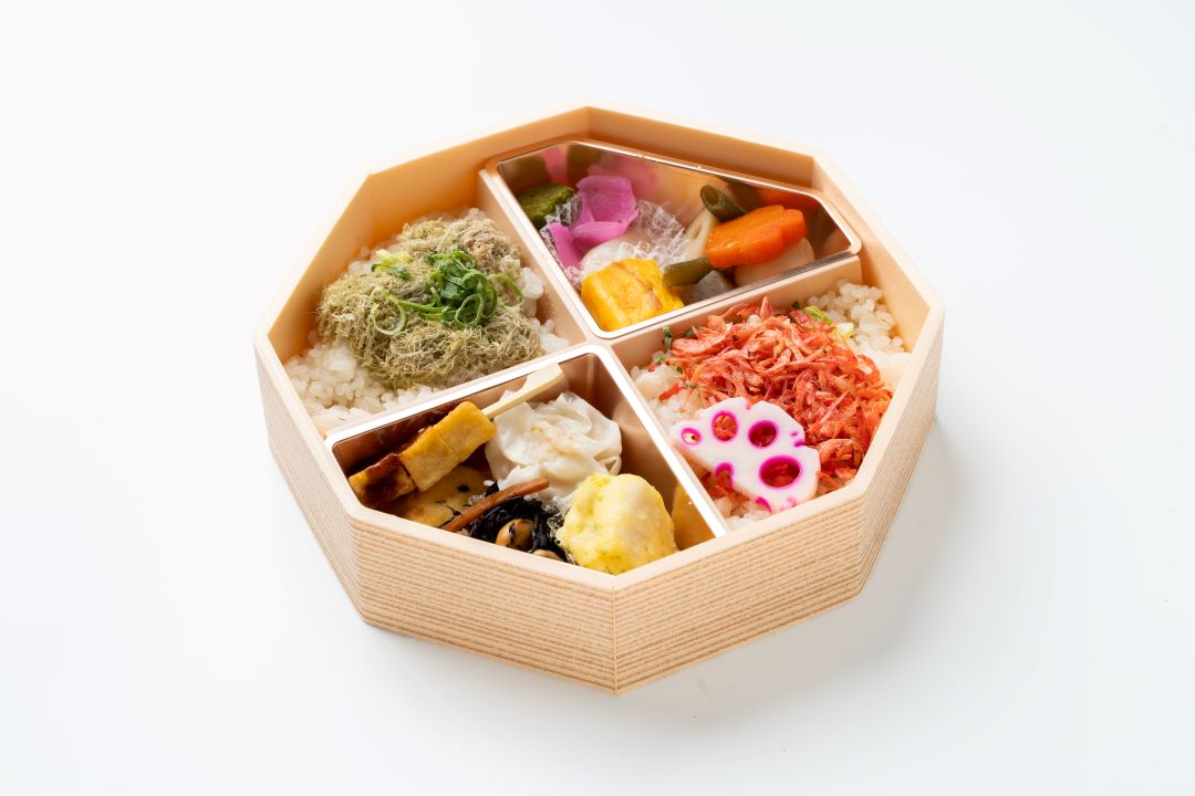 桜海老と天かすごはん&とろろ昆布ごはんと金沢のおかず（八角弁当）