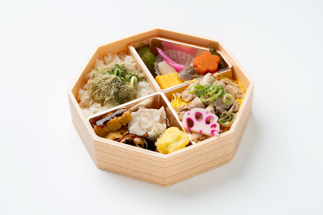 とろろ昆布ご飯＆とろ豚肉ご飯と金沢のおかず（八角弁当）