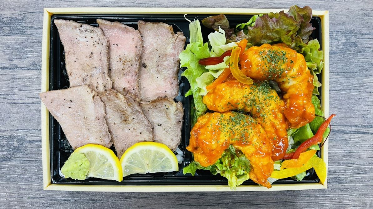 肉のすけ 牛タンステーキ重&エビチリサラダお弁当