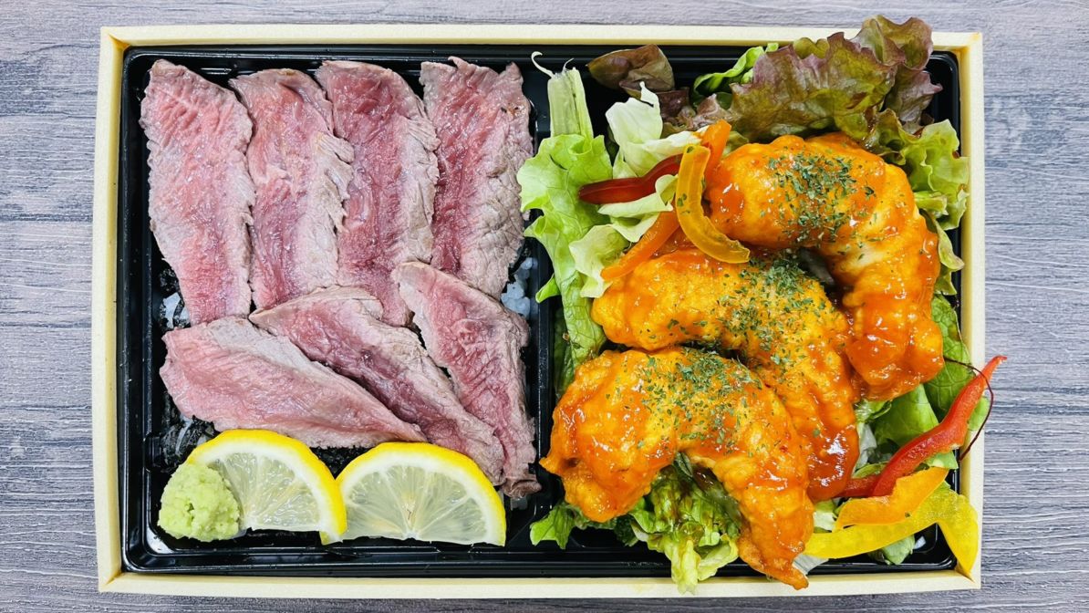 肉のすけ 牛ヒレステーキ重&エビチリサラダお弁当