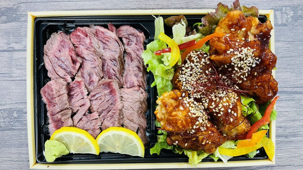 肉のすけ 牛サガリステーキ重&ヤンニョムチキンサラダお弁当