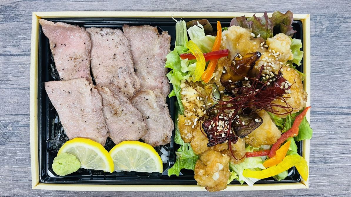 肉のすけ 牛タンステーキ重&ユーリンチーサラダお弁当