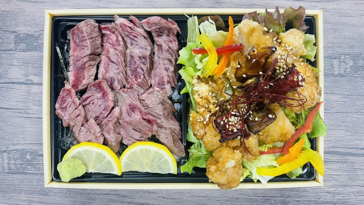 肉のすけ 牛サガリステーキ重&ユーリンチーサラダ
