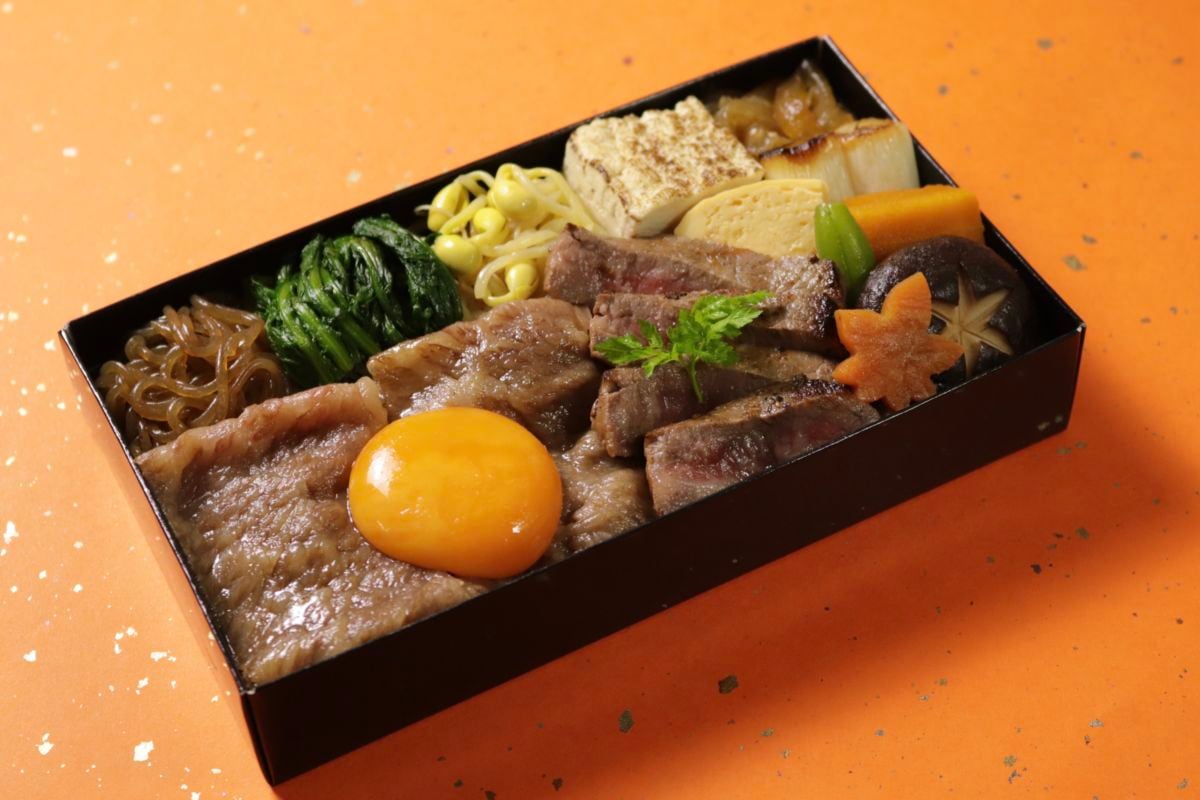 黒毛和牛すき焼きとビーフステーキ弁当