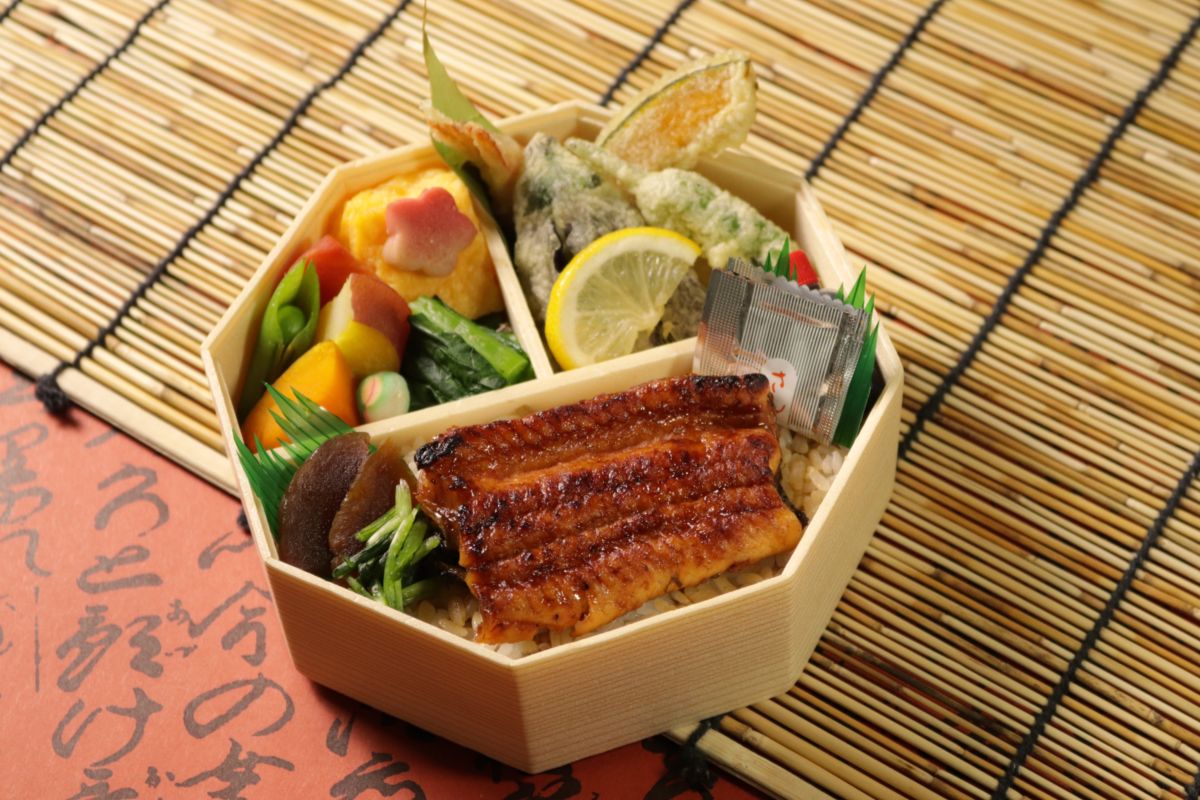 鰻蒲焼と天麩羅幕の内弁当