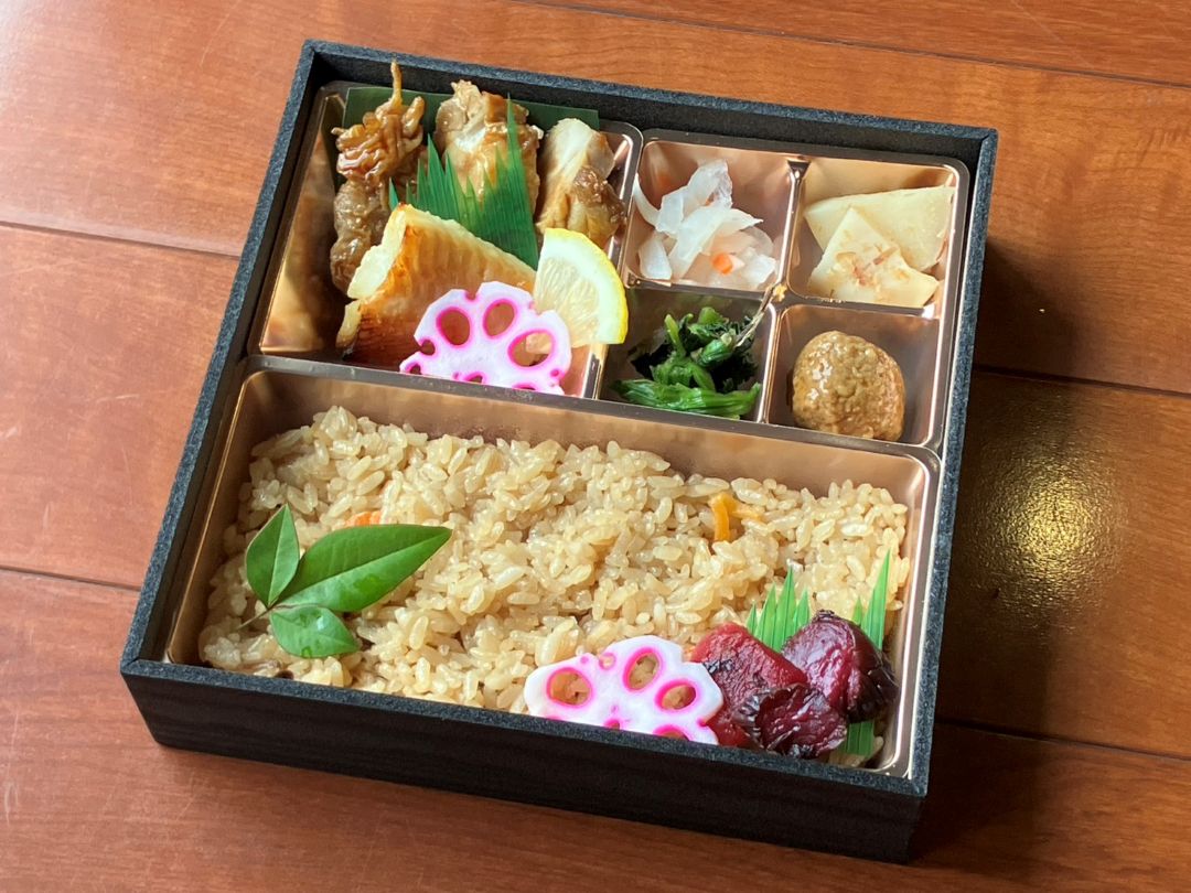 炊き込みご飯の彩り懐石弁当