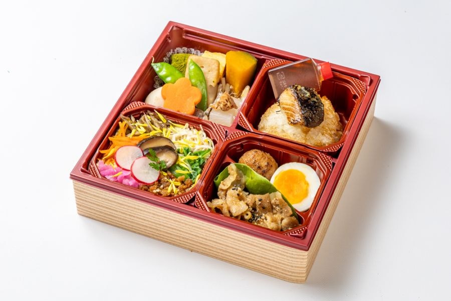 銀ダラ焼きおにぎりと二色そぼろ五菜マスめし~豚の生姜焼き~