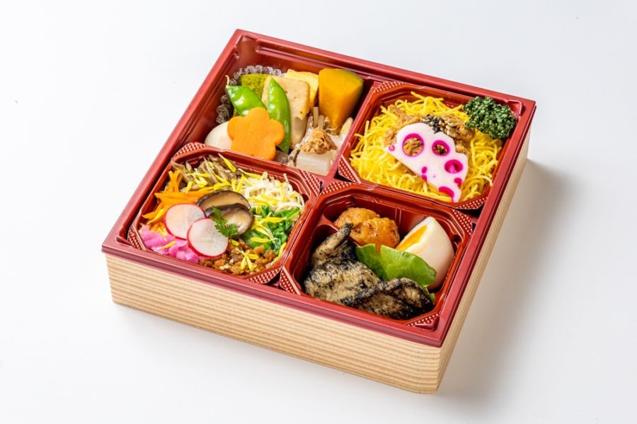 特製豚みそごはんと二色そぼろ五菜マスめし～鶏の炭火焼き～
