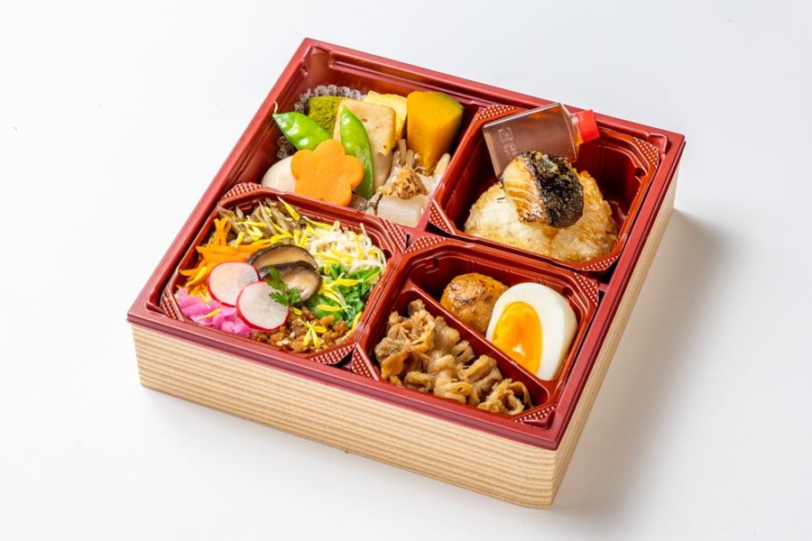 銀ダラ焼きおにぎりと二色そぼろ五菜マスめし～牛すき焼き～