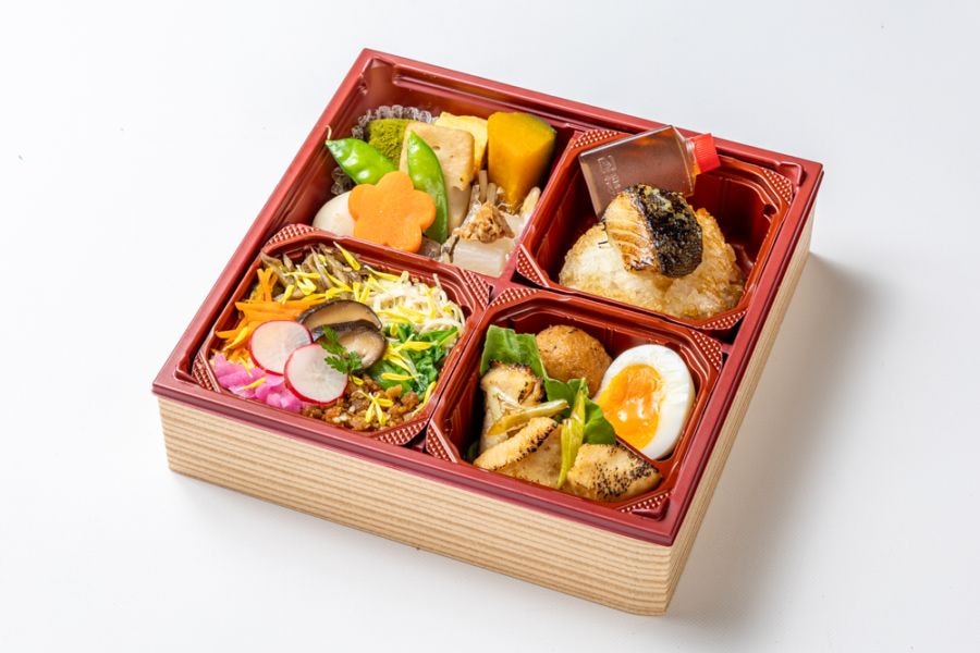 銀ダラ焼きおにぎりと二色そぼろ五菜マスめし～鶏の幽庵焼き～