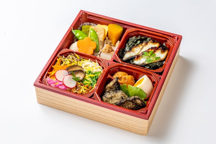 鰻のひつまぶし風ごはんと二色そぼろ五菜マスめし～鶏の炭火焼き～