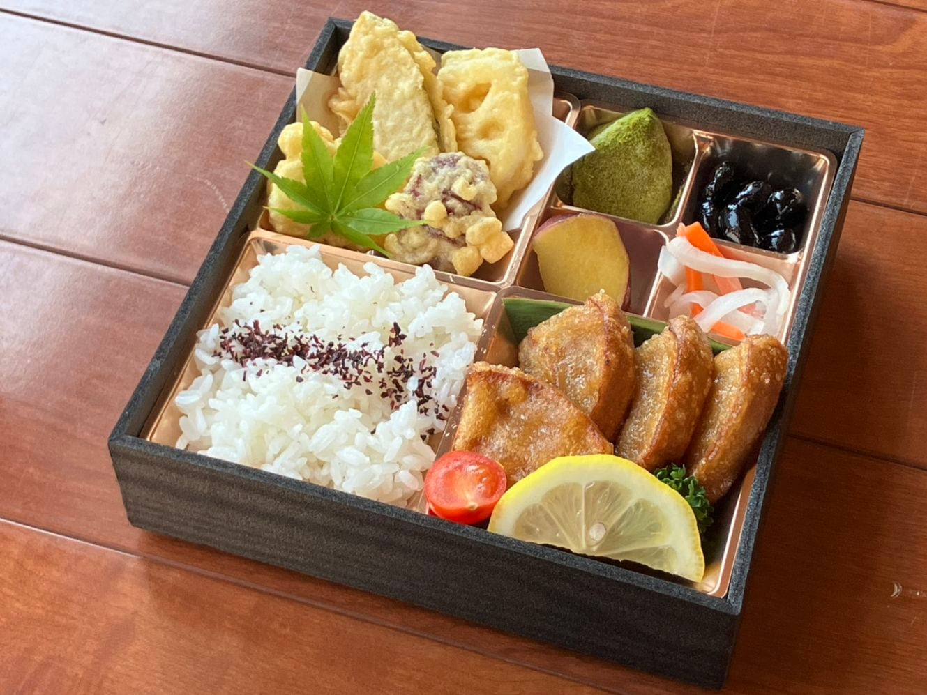 【軽やか和食】車麩の唐揚げと季節野菜天ぷら弁当