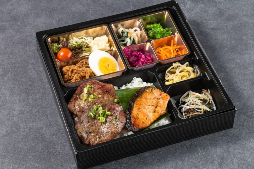 鮭の西京焼きと牛すき焼き弁当