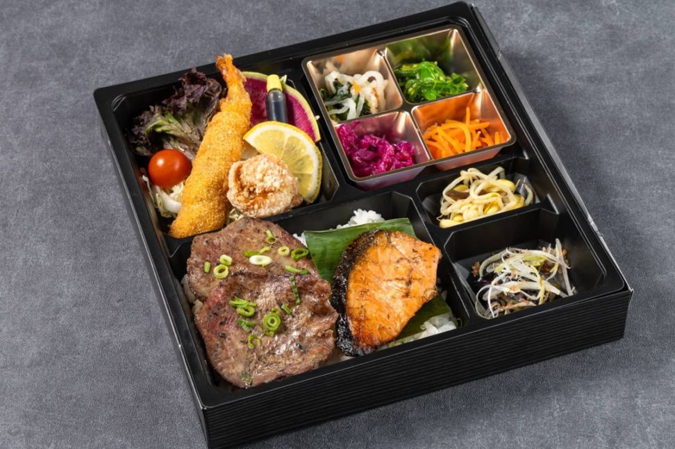 鮭の西京焼きとエビフライ弁当