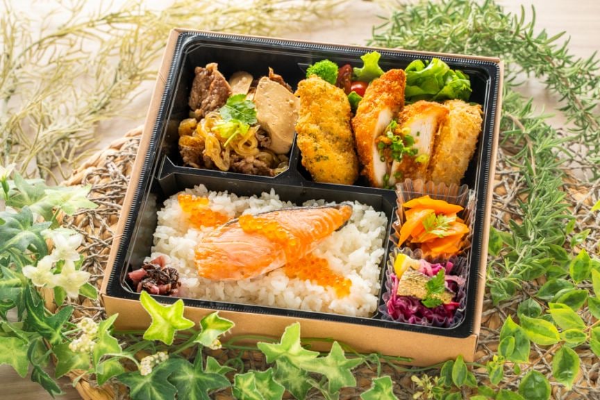 黒毛和牛の肉豆腐と鮭いくら -華御膳-