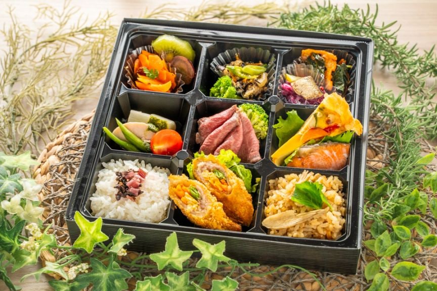 黒毛和牛のローストビーフと7種惣菜-彩御膳-