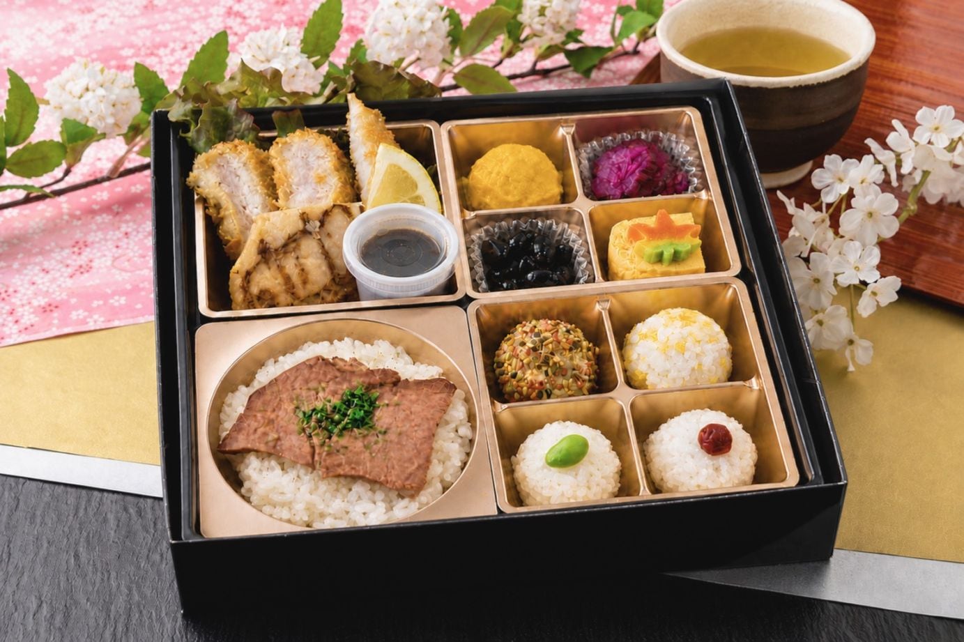 牛肉ステーキと彩りミックスフライ 手鞠おむすび御膳