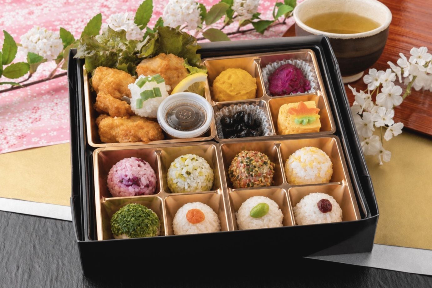 揚げ鶏のみぞれ仕立て 八種手鞠おむすび御膳