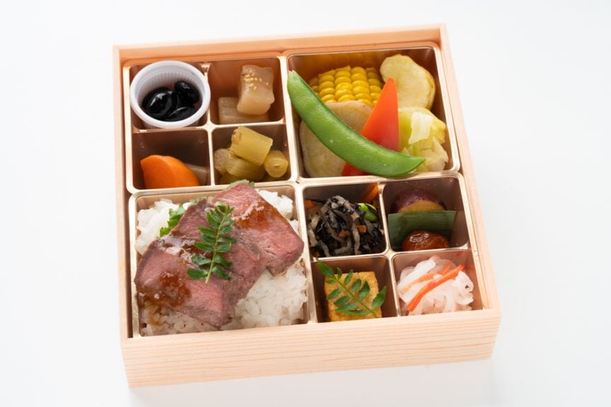 おもてなし和菜膳‐彩り蒸し野菜と柔らか牛ステーキ‐