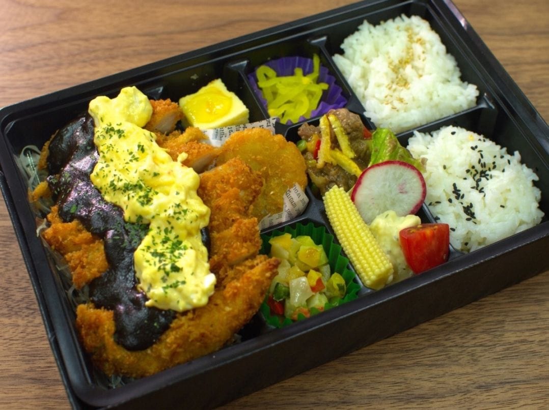 【香味折詰膳】桜姫鶏むね肉の大判チキンカツ～特製欧風黒カレーソース＆タルタル～＆柚子香る牛しぐれ