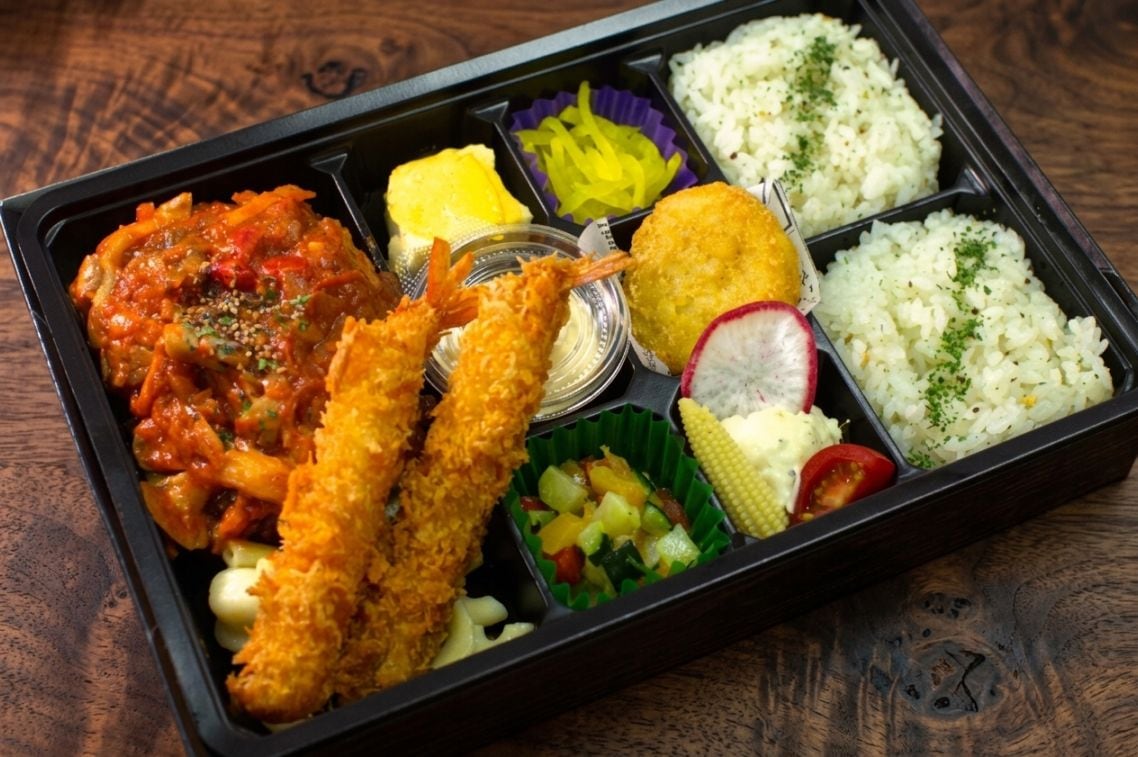 【香味折詰膳】バターライス洋風幕ノ内～舞茸とトマトの煮込みハンバーグ～＆2尾のタルタルエビフライ