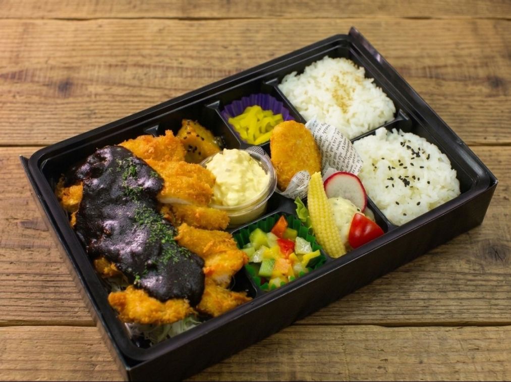 【香味折詰膳】桜姫鶏むね肉の大判チキンカツ～特製欧風黒カレーソース＆タルタル～