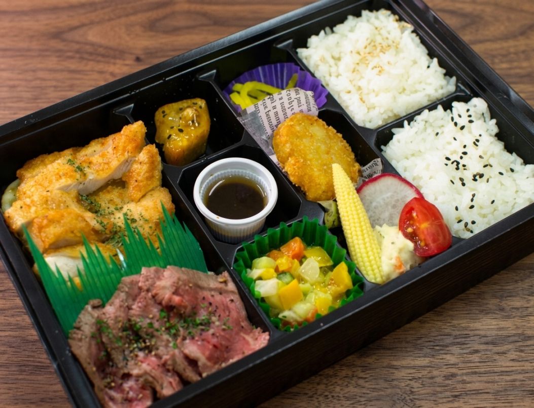 【香味折詰膳】牛ステーキ＆桜姫鶏むね肉のしっとりチキンステーキ～バター香る唐津産醤油で～
