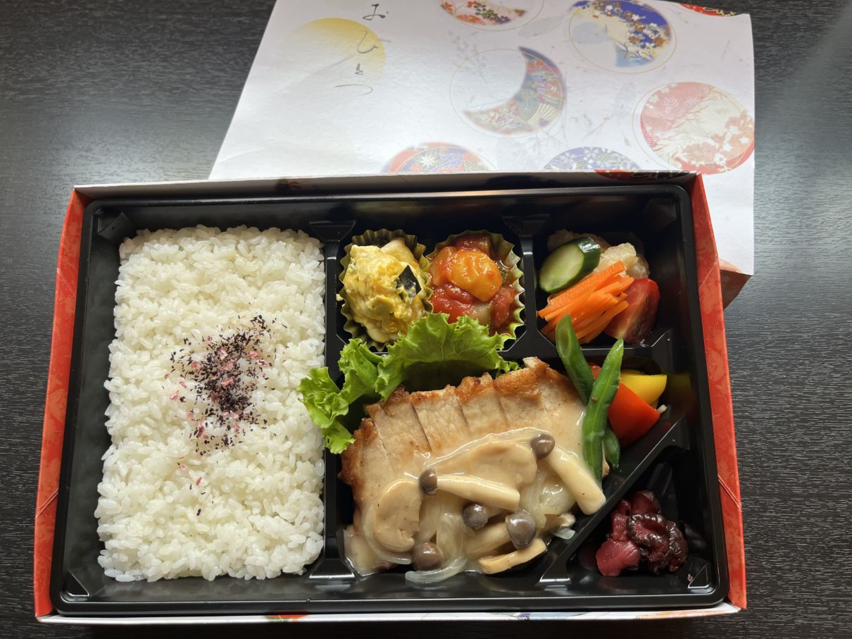 『秋のおすすめ！』三元豚ロースのきのこクリームソース弁当