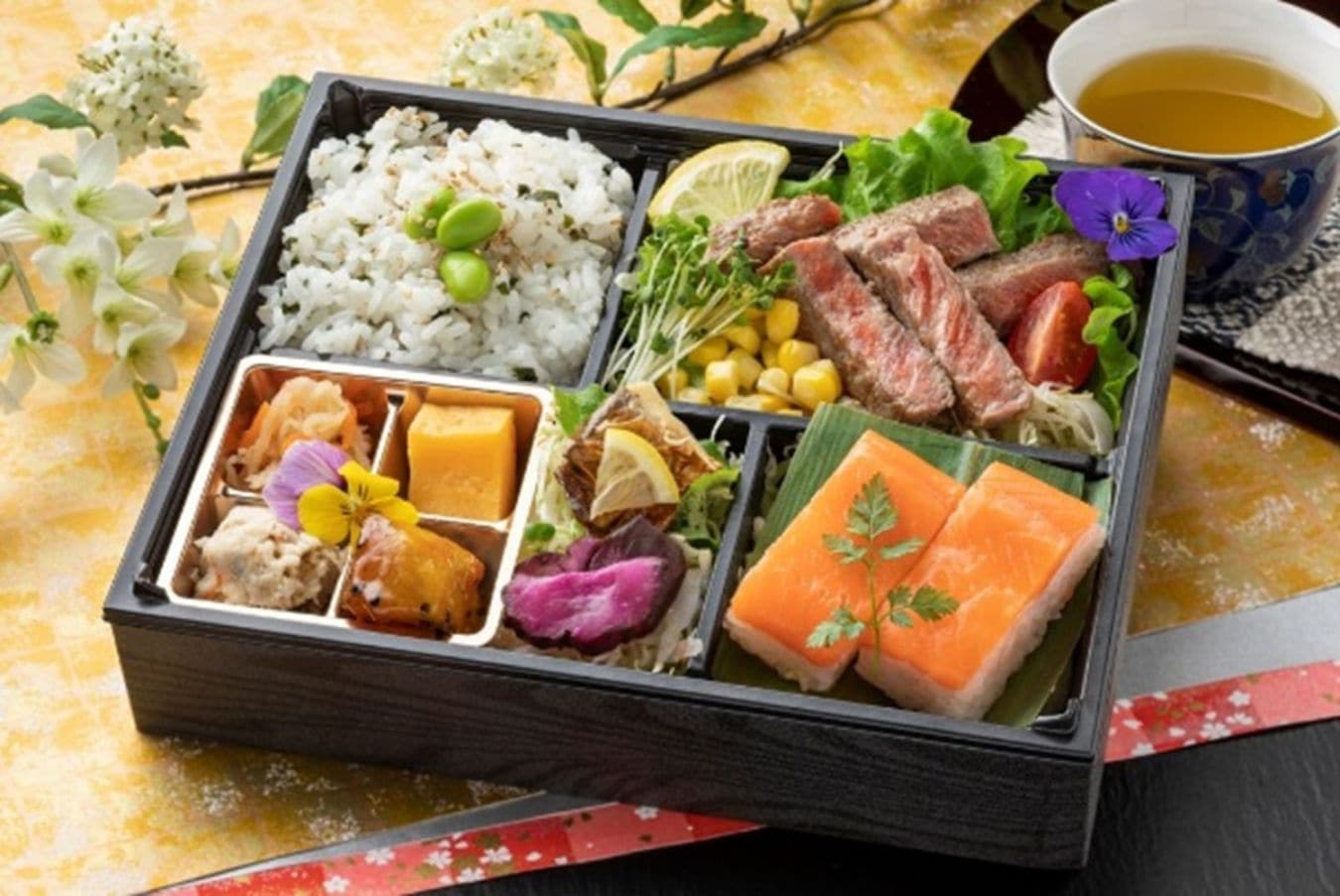 富山県産ます寿司弁当～特選トロます寿司と特製牛ステーキ～