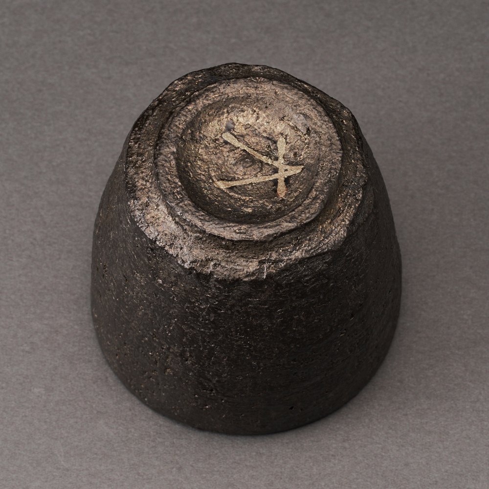 黒箔陶漆酒杯（菱田賢治）Lacquered Pottery Sake Cup（Kenji