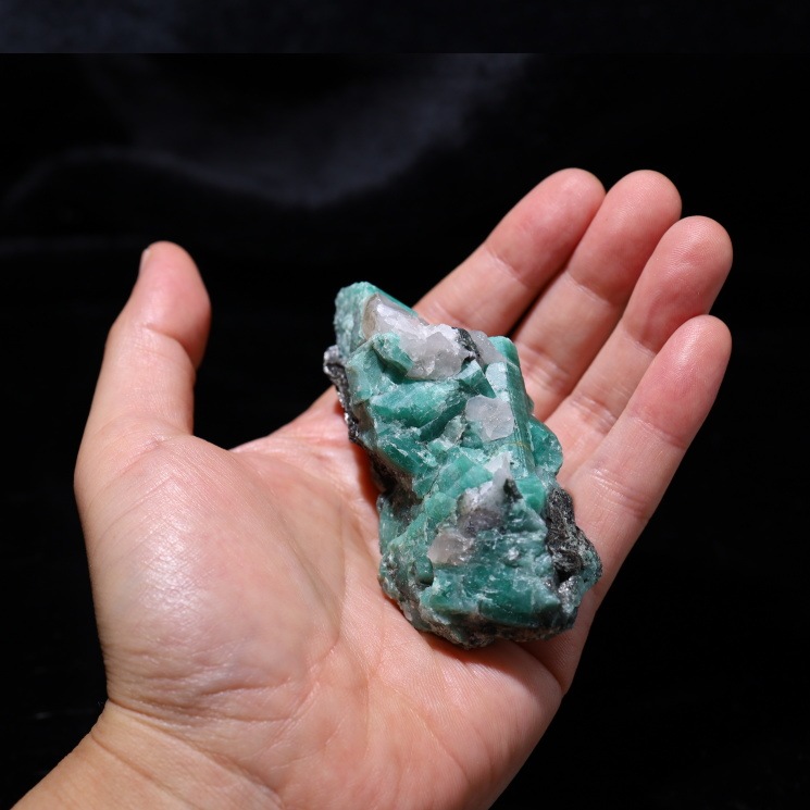 希少！鮮やかなグリーンカラー密集結晶エメラルド原石約533g