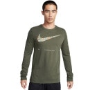 【ネコポス送料無料】ナイキ NIKE Dri-FIT メンズ ロングスリーブ フィットネス Tシャツ 長袖 スポーツウェア カーゴカーキ FN0836-325|メンズ ランニングアパレル|ランニング